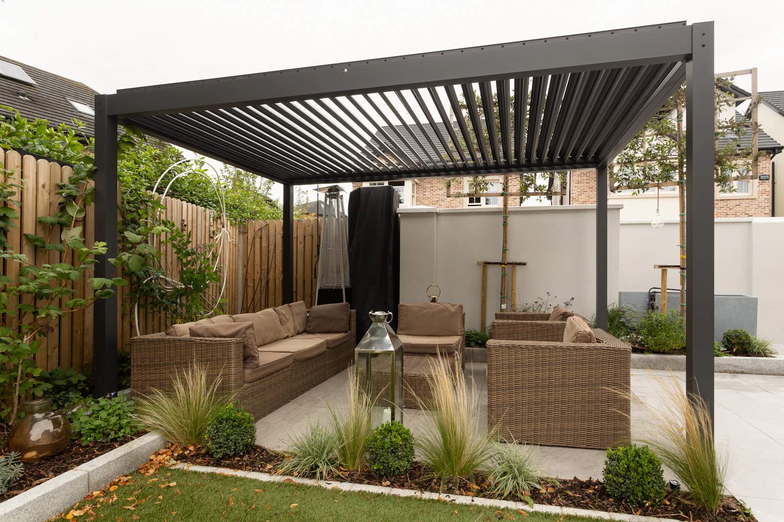 Pergola bioclimatica con lame orientabili